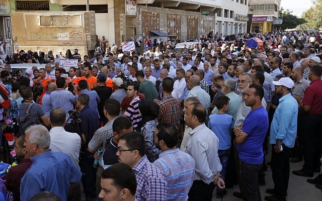 Des employés palestiniens de l'UNRWA participent à une manifestation contre les licenciements survenus à l'agence chargée d'aider les réfugiés palestiniens à Gaza City, le 19 septembre 2018 (Crédit :AFP / SAID KHATIB) Des employés palestiniens de l'UNRWA participent à une manifestation contre les licenciements survenus à l'agence chargée d'aider les réfugiés palestiniens à Gaza City, le 19 septembre 2018 (Crédit :AFP / SAID KHATIB)