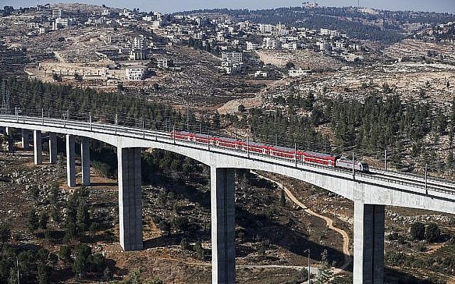 Une section de la ligne ferroviaire à grande vitesse Jérusalem-Tel Aviv dans la périphérie de Jérusalem, le 25 septembre 2018. (Ahmad Gharabli/AFP) Une section de la ligne ferroviaire à grande vitesse Jérusalem-Tel Aviv dans la périphérie de Jérusalem, le 25 septembre 2018. (Ahmad Gharabli/AFP)