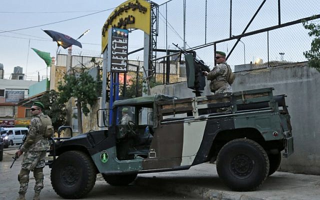 Les forces de sécurité libanaises à l'entrée du stade Al-Ahed, au sud de Beyrouth, durant une visite des sites de missiles présumés organisée par le ministre des Affaires étrangères libanais pour les ambassadeurs, le 1er octobre 2018 (Crédit : AFP PHOTO / ANWAR AMRO)