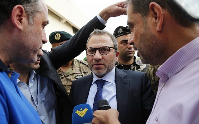 Le ministre des affaires étrangères du Liban Gibran Bassil s'adresse aux médias après avoir réuni 73 envoyés et journalistes étrangers à proximité de l'aéroport international au sud de Beyrouth, lors d'une visite des sites missiles secrets présumés aux environs de la capitale libanaise,  le1er octobre 2018 AFP PHOTO / ANWAR AMRO)