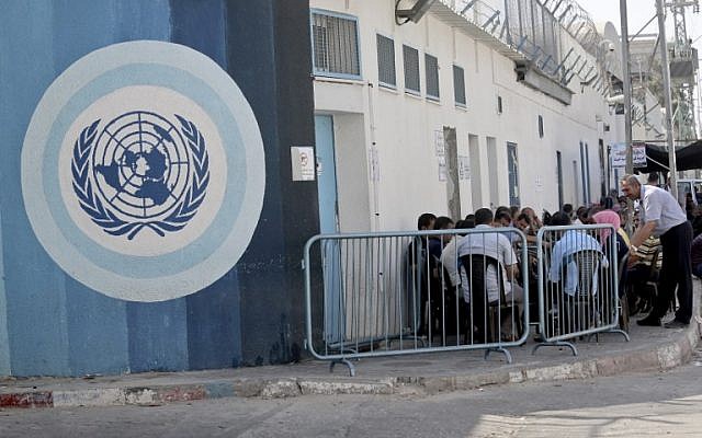 Les employés palestiniens de l'UNRWA, l'agence de l'ONU chargée des réfugiés palestiniens, participent à un sit-in devant le siège de l'agence à Gaza City pour protester contre la réduction du nombre d'emplois, le 2 octobre 2018 (Crédit : 
 / AFP PHOTO / SAID KHATIB