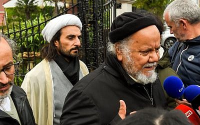 Yahia Gouasmi, à droite, fondateur du "Centre Zahra France", une organisation religieuse, avec Tahiri Jamel, à gauche, près du centre, parlent aux journalistes à Grande-Synthe, près de Dunkerque, le 2 octobre 2018. (Crédit : AFP / Philippe HUGUEN)