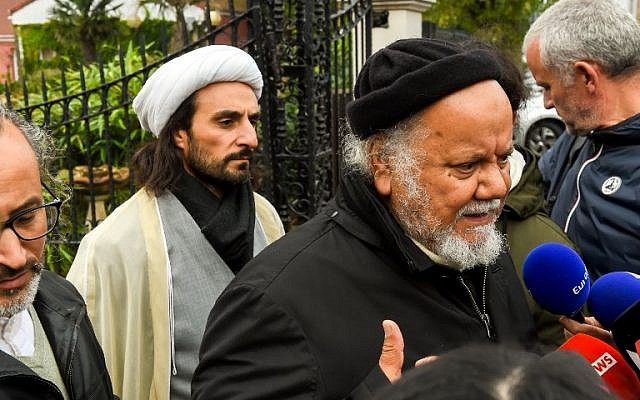 Yahia Gouasmi, à droite, fondateur du "Centre Zahra France", une organisation religieuse, avec Tahiri Jamel, à gauche, près du centre, parlent aux journalistes à Grande-Synthe, près de Dunkerque, le 2 octobre 2018. (Crédit : AFP / Philippe HUGUEN) Yahia Gouasmi, à droite, fondateur du "Centre Zahra France", une organisation religieuse, avec Tahiri Jamel, à gauche, près du centre, parlent aux journalistes à Grande-Synthe, près de Dunkerque, le 2 octobre 2018. (Crédit : AFP / Philippe HUGUEN)
