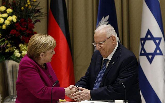 Le Président Reuven Rivlin (à droite) serre la main de la Chancelière allemande Angela Merkel à son arrivée dans l'enceinte présidentielle à Jérusalem le 4 octobre 2018. (AFP PHOTO / GALI TIBBON)