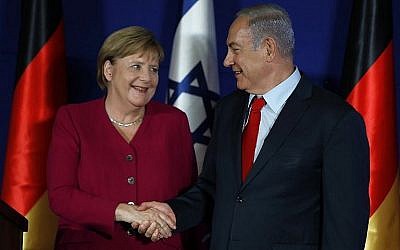 Le Premier ministre Benjamin Netanyahu et la chancelière allemande Angela Merkel pendant une conférence de presse conjointe à l'hôtel King David de Jérusalem, le 4 octobre 2018 (Crédit : AFP Photo/Menahem Kahana)