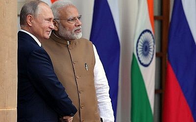 Le président russe Vladimir Putin et le Premier ministre indien Narendra Modi à New Delhi le 5 octobre 2018. (Crédt : AFP/Sputnik/Mikhail Klimentyev)