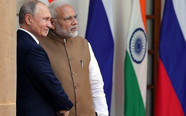 Le président russe Vladimir Putin et le Premier ministre indien Narendra Modi à New Delhi le 5 octobre 2018. (Crédt : AFP/Sputnik/Mikhail Klimentyev)