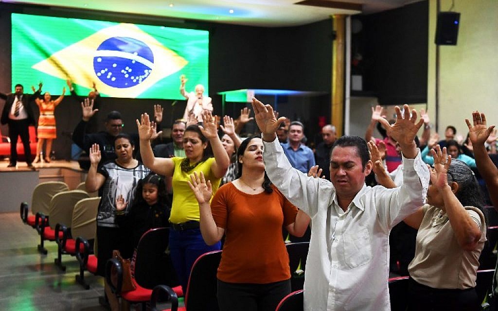 Photo prise le 21 septembre 2018, pendant une prière dans une église évangéliste pour la guérison de Jair Bolsnaro, candidat à la présidentielle brésilienne, poignardé pendant sa campagne, à Brasilia. (Crédit : AFP / EVARISTO SA)