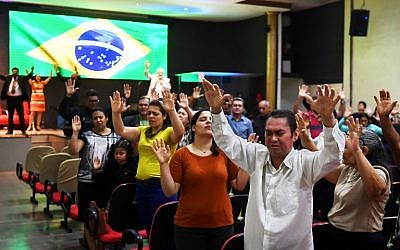 Photo prise le 21 septembre 2018, pendant une prière dans une église évangéliste pour la guérison de Jair Bolsnaro, candidat à la présidentielle brésilienne, poignardé pendant sa campagne, à Brasilia. (Crédit : AFP / EVARISTO SA)