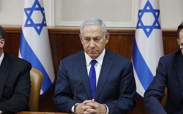 Le Premier ministre israélien Benjamin Netanyahu lors de la rencontre hebdomadaire de cabinet au bureau du Premier ministre de Jérusalem, le 7 octobre 2018 (Crédit : AFP / POOL / ABIR SULTAN) Le Premier ministre israélien Benjamin Netanyahu lors de la rencontre hebdomadaire de cabinet au bureau du Premier ministre de Jérusalem, le 7 octobre 2018 (Crédit : AFP / POOL / ABIR SULTAN)