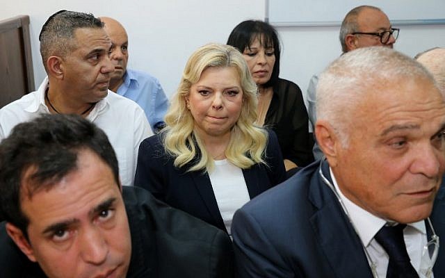 Sara Netanyahu, épouse du Premier ministre, arrive au tribunal de Jérusalem le 7 octobre 2018. (Crédit : AFP / Pool/Amit Shabi) Sara Netanyahu, épouse du Premier ministre, arrive au tribunal de Jérusalem le 7 octobre 2018. (Crédit : AFP / Pool/Amit Shabi)