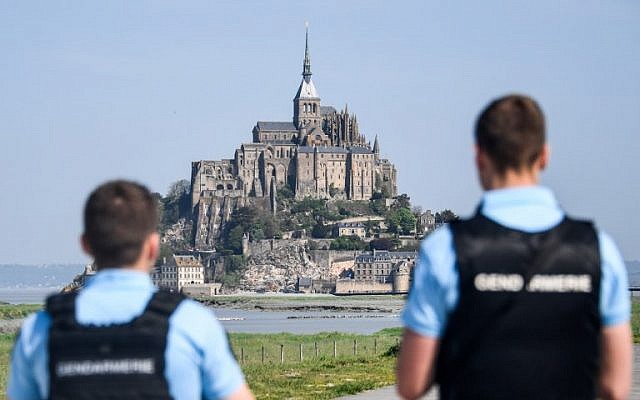 Des gendarmes bloquent l'accès au Mont Saint Michel, comme mesure de précaution après qu'un homme, probablement sujet à des troubles psychiatriques, a menacé de s'en prendre aux forces de l'ordre, le 22 avril 2018. (Crédit ! Damien MEYER / AFP) Des gendarmes bloquent l'accès au Mont Saint Michel, comme mesure de précaution après qu'un homme, probablement sujet à des troubles psychiatriques, a menacé de s'en prendre aux forces de l'ordre, le 22 avril 2018. (Crédit ! Damien MEYER / AFP)