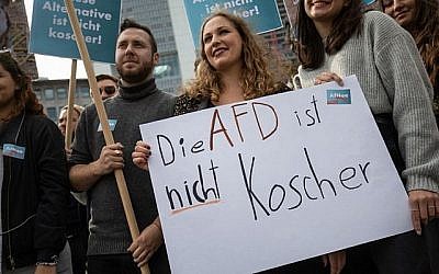 Des manifestants brandissent des affiches sur lesquelles il est écrit : « L’AfD n’est pas casher » dans le cadre d’un rassemblement organisé par le syndicat des étudiants juifs allemands JSUD, le 7 octobre 2018 à Francfort-sur-le-Main, dans l’ouest de l’Allemagne. (Crédit : AFP / dpa / Frank Rumpenhorst)