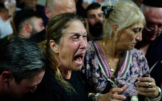 Sa mère, Hava, des proches et des amis lors des funérailles de Kim Levengrond Yehezkel, 28 ans, l'une des deux victimes d'un attentat terroriste survenu dans la matinée du 7 octobre 2018, à Rosh Haayin. (Crédit : AFP PHOTO / Gil COHEN-MAGEN)