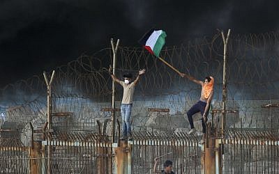 Des Palestiniens durant une manifestation sur la plage près de la frontière maritime avec la bande de Gaza et Israël, le 8 octobre 2018 (Crédit : Said KHATIB / AFP)