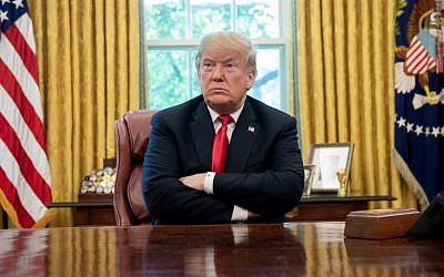 Le président Donald Trump dans le bureau ovale, à la Maison blanche, le 10 octobre 2018. (Crédit : SAUL LOEB / AFP)