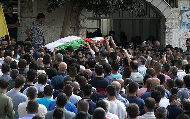 Des Palestiniens transportent le corps d'Aisha Rabi, mère de huit enfants, 48 ans, morte de ses blessures après que sa voiture a fait l'objet d'un caillassage, pendant ses funérailles à Biddya, en Cisjordanie, le 13 octobre 2018 (Crédit : JAAFAR ASHTIYEH / AFP) Des Palestiniens transportent le corps d'Aisha Rabi, mère de huit enfants, 48 ans, morte de ses blessures après que sa voiture a fait l'objet d'un caillassage, pendant ses funérailles à Biddya, en Cisjordanie, le 13 octobre 2018 (Crédit : JAAFAR ASHTIYEH / AFP)