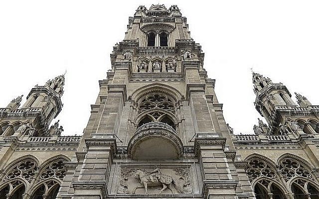 Un balcon de l'hôtel de ville de Vienne construit en commémoration d'un discours d'Adolf Hitler. Photo prise le 9 janvier 2015. (Crédit : Roland Schlager/APA/AFP)