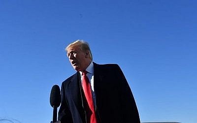Le président américain donald Trump prononce un discours avant d'embarquer à bord d'Air Force One, à la base du Maryland. (Crédit : Nicholas Kamm / AFP)