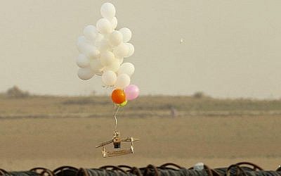 Illustration : cette photo prise le 19 octobre 2018 à Nahal Oz, du côté israélien de la frontière avec le nord-est de la bande de Gaza, montre des ballons portant un engin incendiaire lancé par des manifestants palestiniens. (Crédit : JACK GUEZ / AFP)