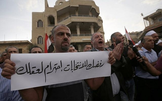 Les résidents du village druze de Majdal Shams dans le plateau du Golan, protestent contre les élections municipales. le 21 ocotbre 2018. (Crédit : JALAA MAREY / AFP) Les résidents du village druze de Majdal Shams dans le plateau du Golan, protestent contre les élections municipales. le 21 ocotbre 2018. (Crédit : JALAA MAREY / AFP)