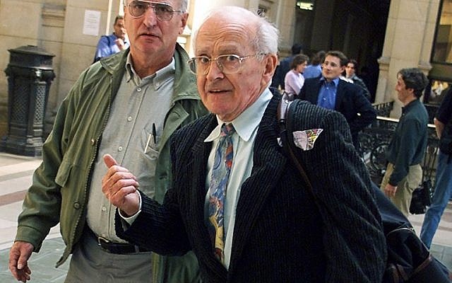Robert Faurisson (d.) en septembre 2000 arrive au Palais de justice de Paris accusé de contestation de crime contre l'humanité (Crédit : JACK GUEZ/AFP) Robert Faurisson (d.) en septembre 2000 arrive au Palais de justice de Paris accusé de contestation de crime contre l'humanité (Crédit : JACK GUEZ/AFP)