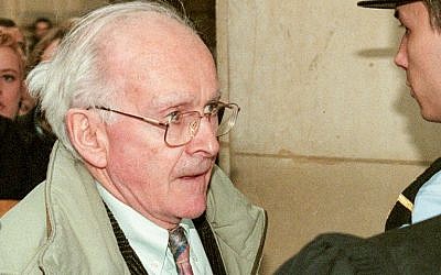 Ce 27 février 1998, le négationniste Robert Faurisson arrive au tribunal de Paris pour témoigner en faveur de Roger Garaudy, autre négationniste, décédé en 2012. (Crédit: MICHEL GANGNE / AFP) Ce 27 février 1998, le négationniste Robert Faurisson arrive au tribunal de Paris pour témoigner en faveur de Roger Garaudy, autre négationniste, décédé en 2012. (Crédit: MICHEL GANGNE / AFP)