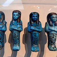 Des sarcophages égyptiens décorés, dans l'exposition "Servir les dieux d'Egypte, au musée de Grenoble, le 23 octobre 2018. (Crédit : JEAN-PIERRE CLATOT / AFP)