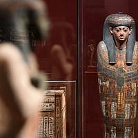 Des sarcophages égyptiens décorés, dans l'exposition "Servir les dieux d'Egypte, au musée de Grenoble, le 23 octobre 2018. (Crédit : JEAN-PIERRE CLATOT / AFP)