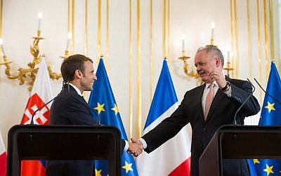 Le président slovaque Andrej Kiska (droite) et son homologue français Emmanuel Macron à Bratislava, le 26 ocotobre 2018. (Crédit : VLADIMIR SIMICEK / AFP)