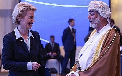 La ministre allemande de la Défense, Ursula von der Leyen, s'entretient avec le ministre des Affaires étrangères d'Oman, Yusuf bin Alawi, lors du 14ème sommet de l'Institut international d'études stratégiques à Manama, dans la capitale bahreïnienne, Manama, le 27 octobre 2018. (Crédit : AFP)