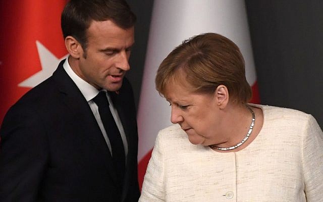 Le président français Emmanuel Macron et la chancelière allemande Angela Merkel à un sommet sur la Syrie à Istanbul, le 27 ocotbre 2018. (Crédit : OZAN KOSE / AFP)