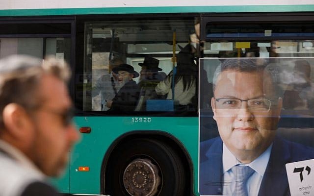 Une affiche, sur un bus, de campagne du candidat à la mairie de Jérusalem Moshe Lion en lice pour le scrutin municipal à Jérusalem, le 28 octobre 2018 (Crédit :MENAHEM KAHANA / AFP)