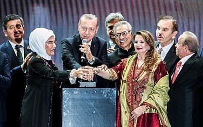 Le président turc Recep Tayyip Erdogan inaugure en fanfare le troisième aéroport d'Istanbul, le 29 ocotbre 2018. (Crédit : BULENT KILIC / AFP)