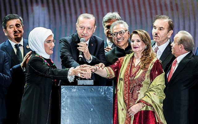 Le président turc Recep Tayyip Erdogan inaugure en fanfare le troisième aéroport d'Istanbul, le 29 ocotbre 2018. (Crédit : BULENT KILIC / AFP)