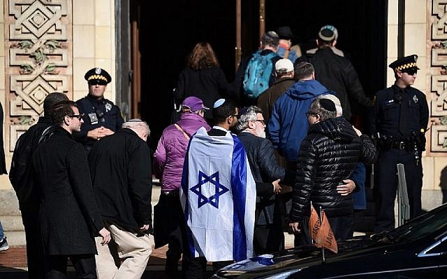 Les personnes en deuil se rassemblent devant la congrégation de Rodef Shalom avant les funérailles des frères Cecil et David Rosenthal, le mardi 30 octobre 2018 à Pittsburgh. Les deux frères ont été tués samedi lors de la fusillade à la synagogue Tree of Life. (Crédit : AP / Matt Rourke) Les personnes en deuil se rassemblent devant la congrégation de Rodef Shalom avant les funérailles des frères Cecil et David Rosenthal, le mardi 30 octobre 2018 à Pittsburgh. Les deux frères ont été tués samedi lors de la fusillade à la synagogue Tree of Life. (Crédit : AP / Matt Rourke)