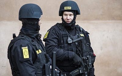 Illustration : des policiers danois montent la garde devant le tribunal de la ville de Copenhague, au Danemark, où un procès doit s'ouvrir le 10 mars 2016 contre quatre hommes accusés d'avoir aidé un homme armé d'origine danoise, dont les attaques contre une synagogue et une manifestation de liberté d'expression l'année dernière deux personnes mortes. (Crédit : AFP / DANEMARK SCANPIX / Emil Hougaard / Danemark OUT)
