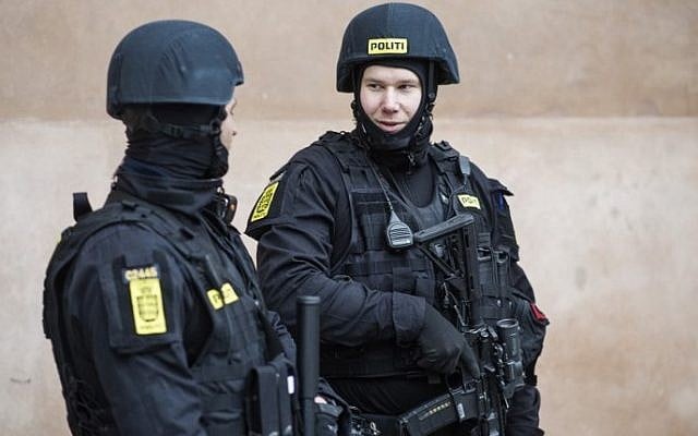 Illustration : des policiers danois montent la garde devant le tribunal de la ville de Copenhague, au Danemark, où un procès doit s'ouvrir le 10 mars 2016 contre quatre hommes accusés d'avoir aidé un homme armé d'origine danoise, dont les attaques contre une synagogue et une manifestation de liberté d'expression l'année dernière deux personnes mortes. (Crédit : AFP / DANEMARK SCANPIX / Emil Hougaard / Danemark OUT)