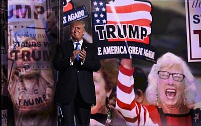 Le candidat républicain à la présidence Donald Trump sur la scène au premier jour de la convention nationale républicaine à Cleveland, dans l'Ohio, le 18 juillet 2016 (Crédit : AFP/TIMOTHY A. CLARY) Le candidat républicain à la présidence Donald Trump sur la scène au premier jour de la convention nationale républicaine à Cleveland, dans l'Ohio, le 18 juillet 2016 (Crédit : AFP/TIMOTHY A. CLARY)
