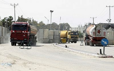 Des camions transportant du carburant pour la bande de Gaza entrent à Rafah par le point de passage de Kerem Shalom entre Israël et le sud de la bande de Gaza le 16 mars 2014. (AFP Photo/Said Khatib) Des camions transportant du carburant pour la bande de Gaza entrent à Rafah par le point de passage de Kerem Shalom entre Israël et le sud de la bande de Gaza le 16 mars 2014. (AFP Photo/Said Khatib)