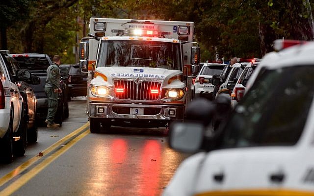 La police répond à 'une fusillade massive à la synagogue Tree of Life dans le quartier de Squirrel Hill le 27 octobre 2018 à Pittsburgh, en Pennsylvanie. (Crédit : Jeff Swensen / Getty Images / AFP) La police répond à 'une fusillade massive à la synagogue Tree of Life dans le quartier de Squirrel Hill le 27 octobre 2018 à Pittsburgh, en Pennsylvanie. (Crédit : Jeff Swensen / Getty Images / AFP)