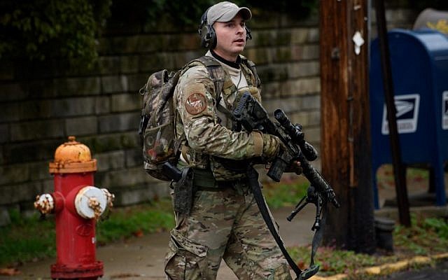 La police présente à la synagogue Tree of Life sur Wildins Avenue, dans le quartier de Squirrel Hill à Pittsburgh, dans l'État de Pennsylvanie, le samedi 27 octobre 2018. (Crédit : Pam Panchak / Journal postal de Pittsburgh via AP) La police présente à la synagogue Tree of Life sur Wildins Avenue, dans le quartier de Squirrel Hill à Pittsburgh, dans l'État de Pennsylvanie, le samedi 27 octobre 2018. (Crédit : Pam Panchak / Journal postal de Pittsburgh via AP)