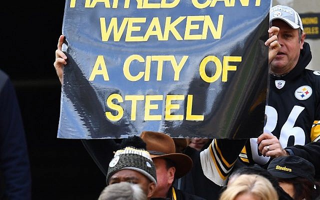 Un homme brandit une pancarte en mémoire des victimes de la synagogue Tree of Life pendant un match entre les Steelers de synagogue Pittsburgh et les Browns de  Cleveland à Heinz Field à Pittsburgh,  en Pennsylvanie, le 28 octobre 2018 (Crédit : Joe Sargent/Getty Images/AFP)