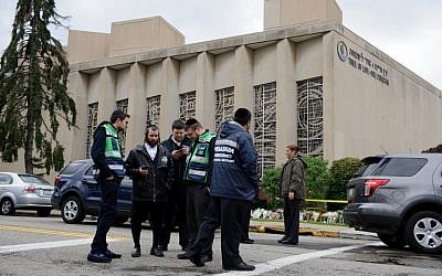 Une équipe d'urgence juive et des policiers sur les lieux de la fusillade de masse qui a tué 11 personnes et en a blessé six à la synagogue "Tree Of Life", le 28 octobre 2018, à Pittsburgh, Pennsylvanie. (Crédit : Jeff Swensen/Getty Images/AFP) Une équipe d'urgence juive et des policiers sur les lieux de la fusillade de masse qui a tué 11 personnes et en a blessé six à la synagogue "Tree Of Life", le 28 octobre 2018, à Pittsburgh, Pennsylvanie. (Crédit : Jeff Swensen/Getty Images/AFP)