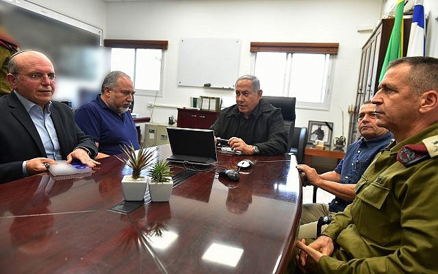 De gauche à droite : Le conseiller à la sécurité nationale Meir Ben-Shabbat, le Premier ministre Benjamin Netanyahu, le ministre de la Défense Avigdor Liberman, le chef du Shin Nadav Argaman et le chef d'Etat-major adjoint Aviv Kochavi durant une réunion près de la frontière avec Gaza , le 17 octobre 2018 (Crédit : Ariel Hermoni/Ministère de la Défense)