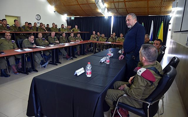 Le ministre de la Défense Avigdor Liberman rencontre des officiers du commandement du sud de l'armée israélienne, le 16 octobre 2018 (Crédit :  Ariel Hermoni/Ministère de la Défense)