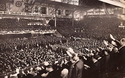 Cette photo, une sur des dizaines de milliers de documents qui expliquent la relation entre l'Argentine et les nazis, montre 15 000 personnes réunies en soutien à Hitler à Buenos Aires, le 10 avril 1938 (Crédit : autorisation de la DAIA)