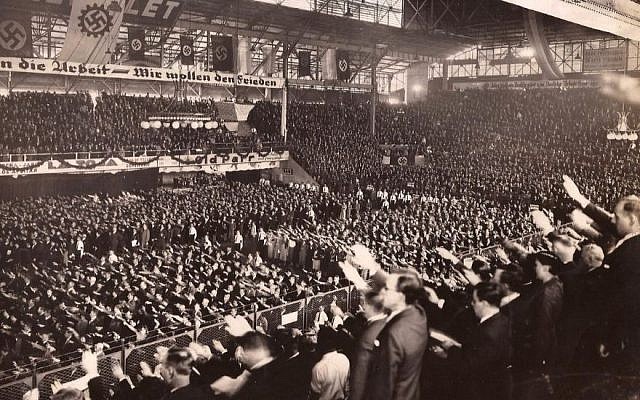 Cette photo, une sur des dizaines de milliers de documents qui expliquent la relation entre l'Argentine et les nazis, montre 15 000 personnes réunies en soutien à Hitler à Buenos Aires, le 10 avril 1938 (Crédit : autorisation de la DAIA)