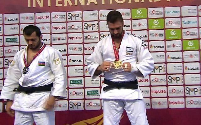 Capture d'écran du judoka israélien à droite, qui reçoit sa médaille d'or à Abu Dhabi, au Grand Slam, le 29 octobre 2018. (Crédit :fédération internationale de judo)