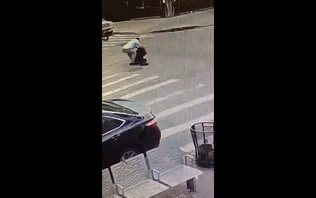 Capture d'écran des vidéos de surveillance d'une agression d'un juif orthodoxe à Borough Park, le 14 octobre 2018. (Crédit : capture d'écran) Capture d'écran des vidéos de surveillance d'une agression d'un juif orthodoxe à Borough Park, le 14 octobre 2018. (Crédit : capture d'écran)